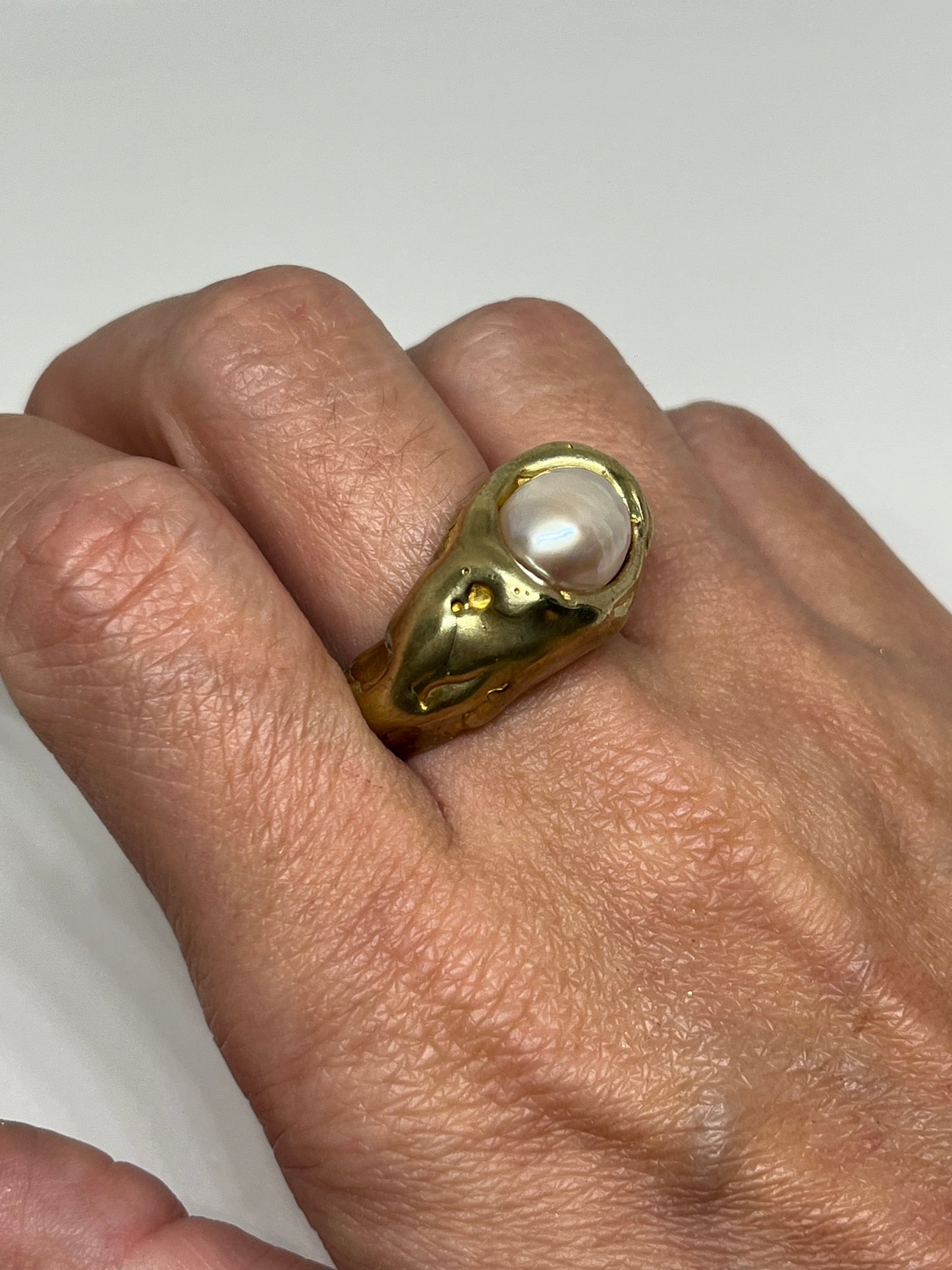 Ring with pearl