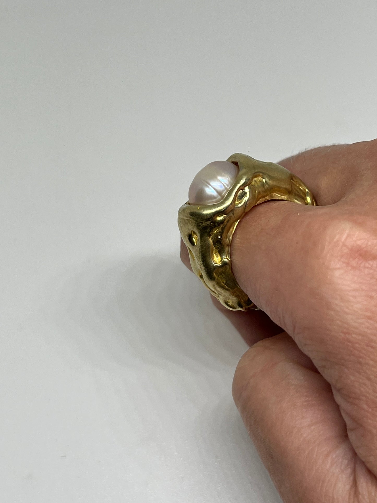 Ring with pearl