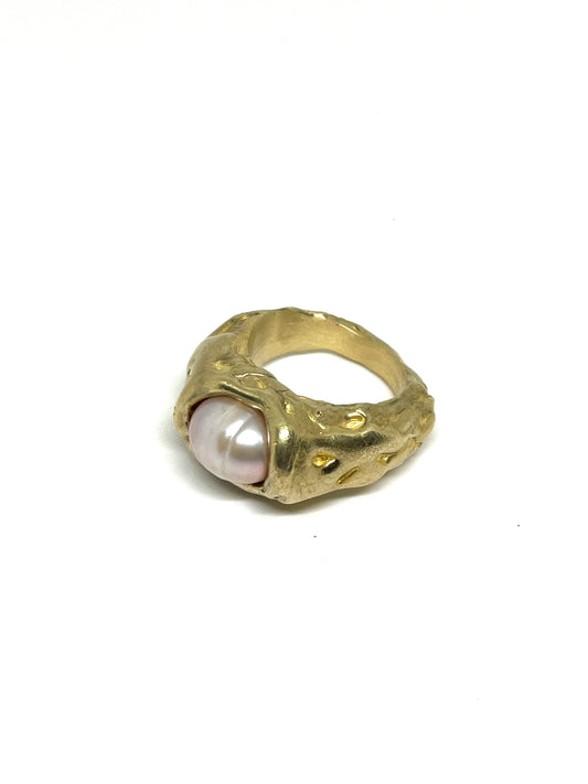 Ring with pearl