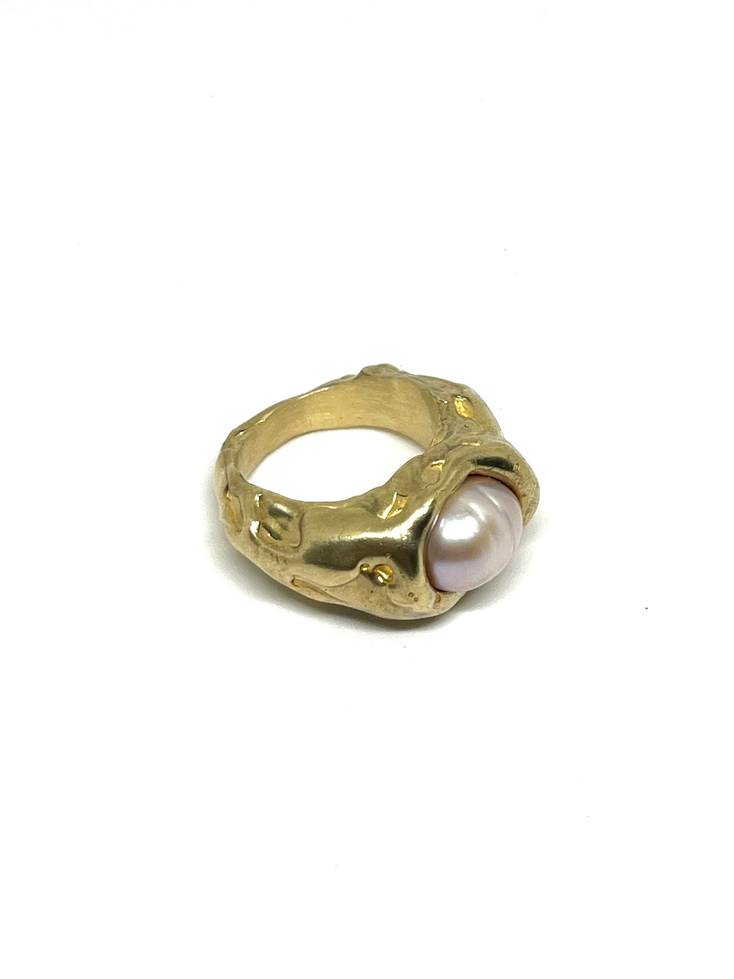 Ring with pearl